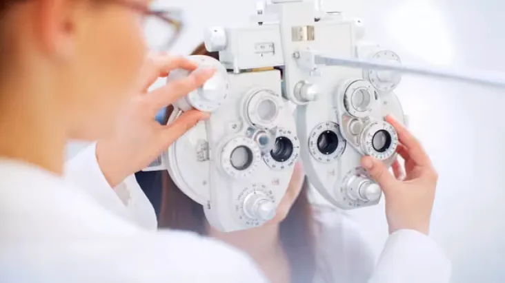 dr-doing-eye-exam