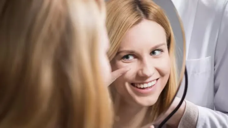 woman-looking-in-mirror