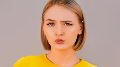Девушка со скепсисом смотрит в камеру