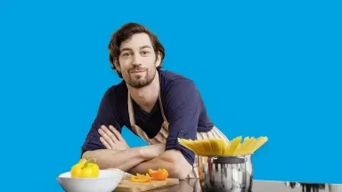 Мужчина на синем фоне за столом с продуктами
